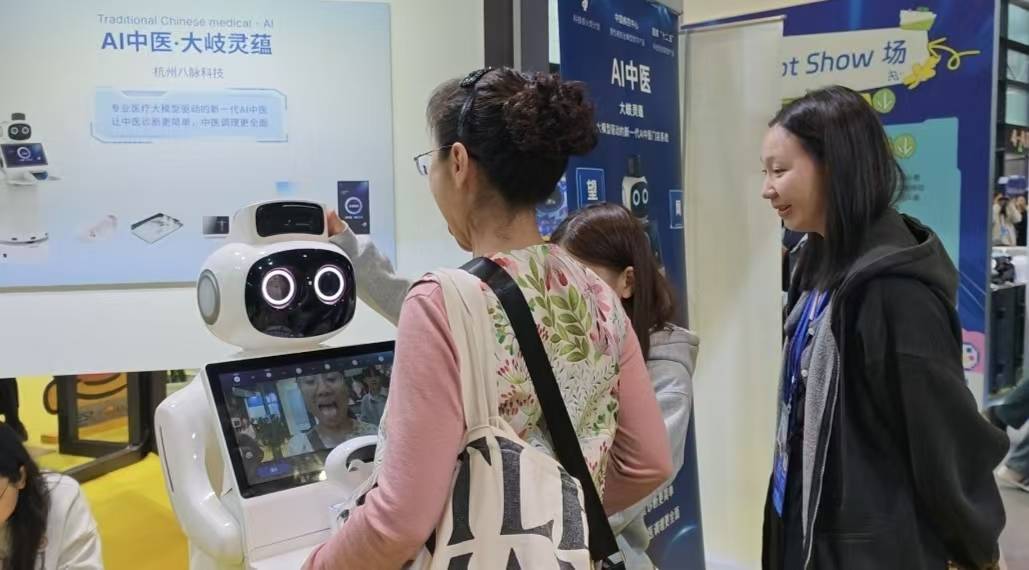 之光”博览会AI技术集中亮相开元棋牌【实探】乌镇“互联网(图5) 之光”博览会AI技术集中亮相开元棋牌【实探】乌镇“互联网(图5)